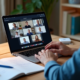 Síndico em home office anotando evidências durante assembleia virtual em notebook